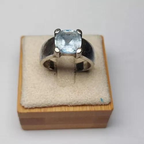 Belle bague, pierre bleue, en argent massif