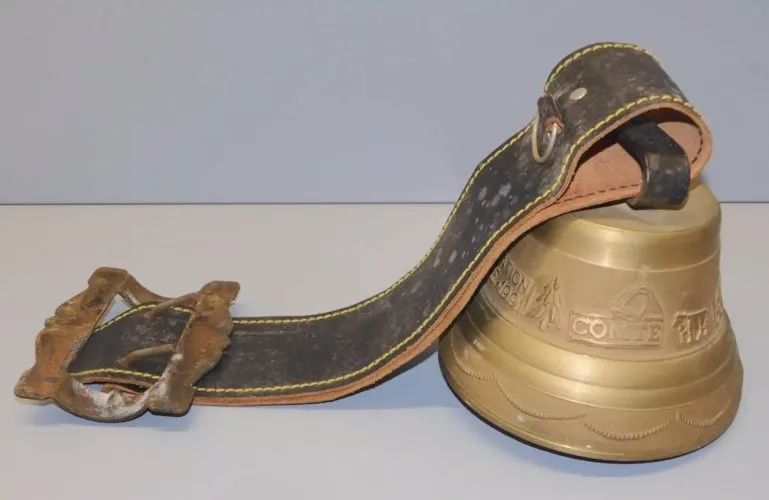 -BELLE CLOCHE de VACHE BRONZE COLLIER CUIR PUBLICITE COMTE 1991 collection