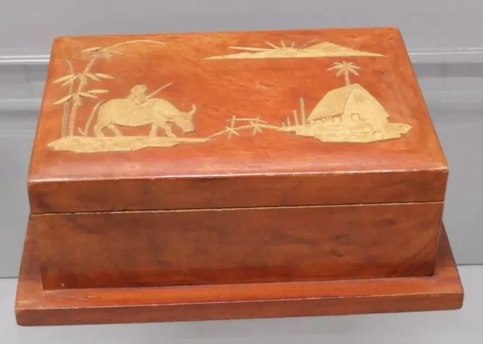 -BOITE A BIJOUX marquée au DOS FATIMA DONGHOI VIETNAM Int. VELOURS BLEU  D