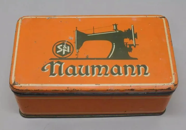 -BOITE ANCIENNE TÔLE LITHOGRAPHIEE MACHINE A COUDRE NAUMANN COLLECTION déco  D