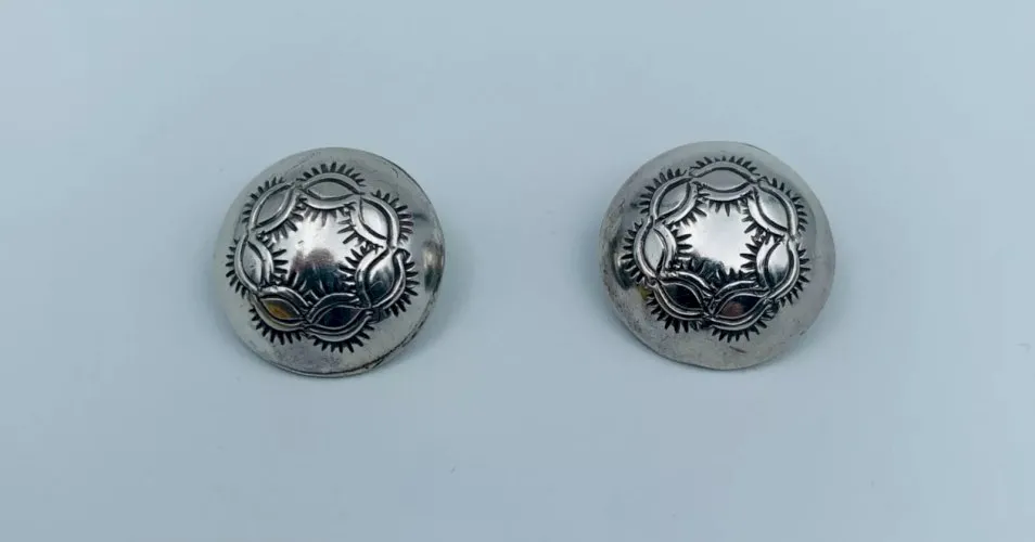 ?BOUCLES D OREILLES CLIPS FANTAISIES DEMI BOULE GRAVEE NOIR 6 GRAMMES W1269