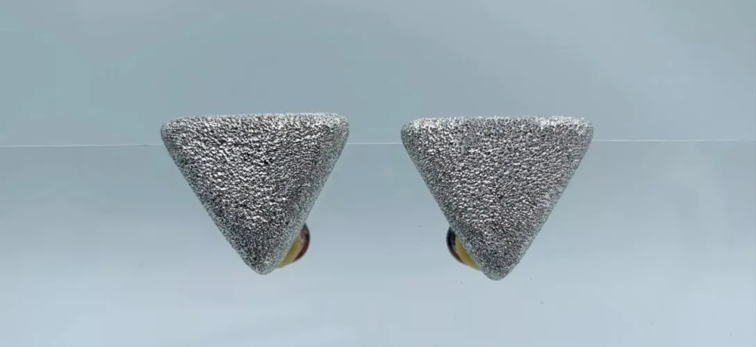 ?BOUCLES D OREILLES FANTAISIES CLIPS TRIANGLES PAILLETTES 16 GRAMMES 60 W1161