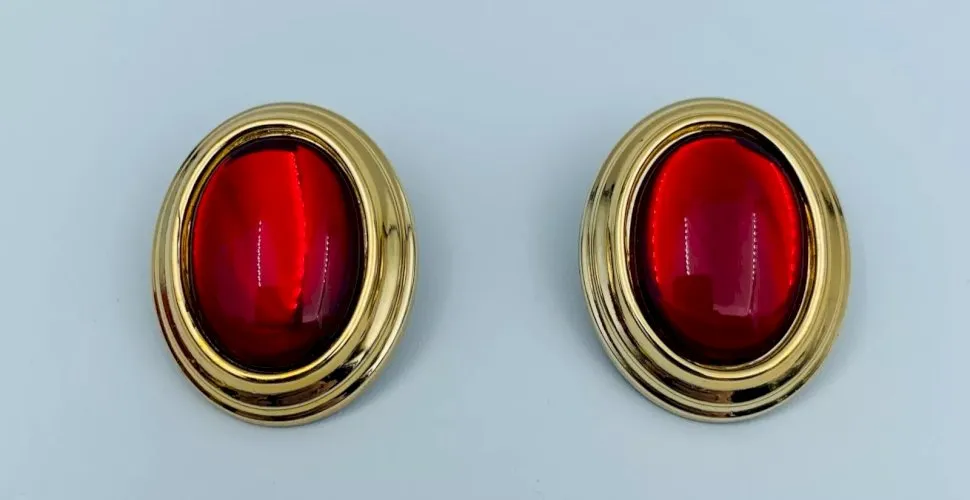?BOUCLES D OREILLES FANTAISIES RESINE OVALE DOREE ROUGE 8 GRAMMES 70 W1228