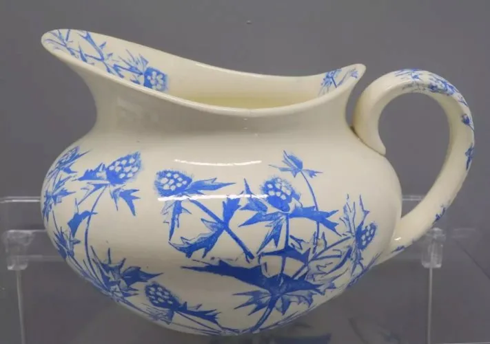 -BROC de TOILETTE FAÏENCE à décor DE FLEURS de CHARDONS BLEUS TERRE de FER  D