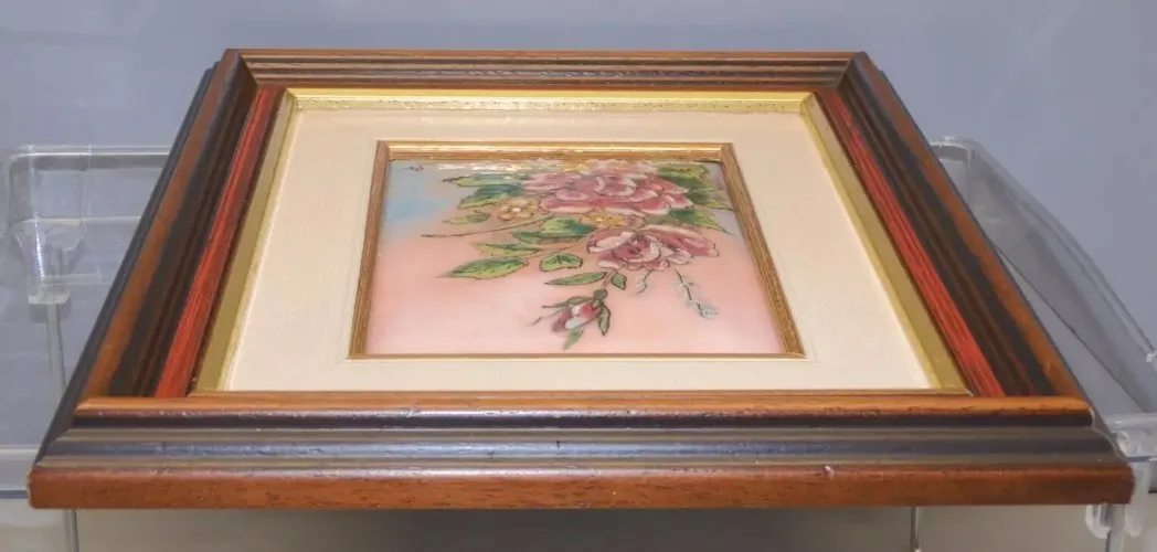 -CADRE EMAIL FLEURS ROSES et PETITES FLEURS JAUNES & BLANCHES signé A BRIS  D