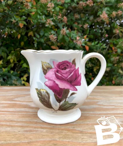 Crémier ancien en porcelaine motif fleur rose
