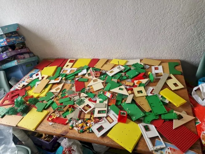 gros lot de majorette Majokit en vrac .. bâtiments , persos ..