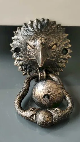 Heurtoir/Marteau de porte. Tête d aigle. En fonte patinée vieil or. Dim 18 x 10,7 cm