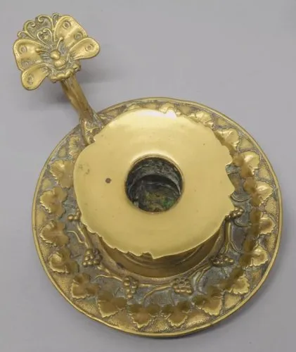 -JOLI ANCIEN BOUGEOIR A MAIN BRONZE décor GRAPPES RAISIN bouton PAPILLON   D