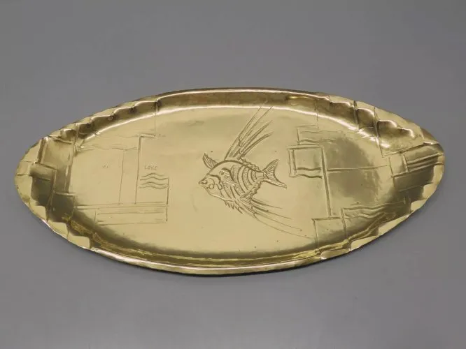 -JOLI ANCIEN PLAT LAITON forme OVALE Signé LOYS PARIS UN POISSON AU CENTRE  D