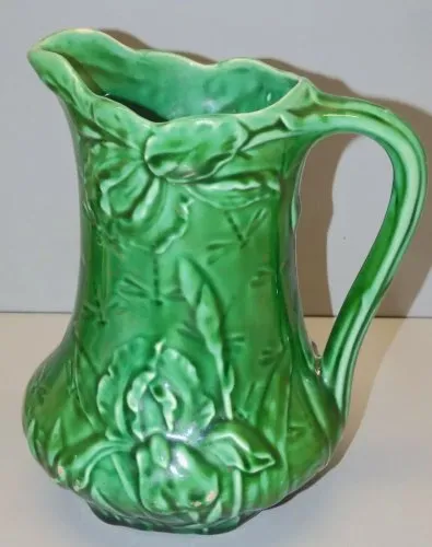 -JOLI PICHET BARBOTINE VERTE à décor dOrchidées ou IRIS ton sur ton déco  D