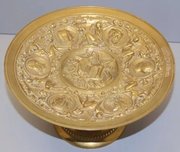 -JOLIE COUPE SUR PIED BRONZE à décor de PROFILS en CARTOUCHES FEMMES AILEES  D