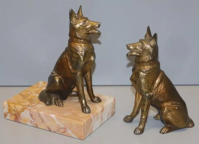 -JOLIE PAIRE de SERRE LIVRES Régule CHIENS LOUPS MANQUE UN MARBRE jus grenier D