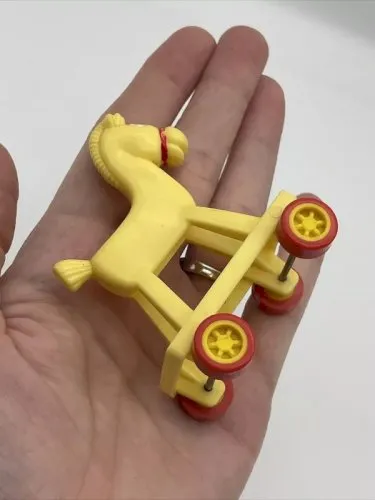 Jouet de collection vintage 1986 McDonalds cheval jaune roulant