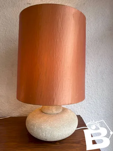 lampe en pierre brutaliste