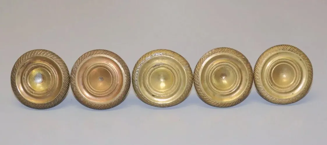 -LOT 5 BOUTONS POIGNEES de MEUBLE STYLE EMPIRE LAITON jus de grenier  D