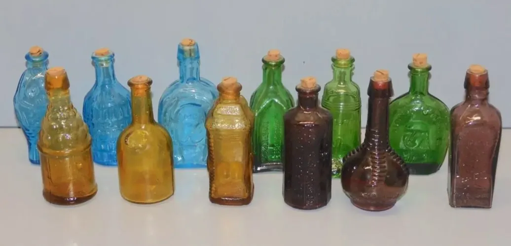 - LOT de 12 BOUTEILLES MINIATURES 4 COULEURS DIFFERENTES MADE in TAÏWAN D
