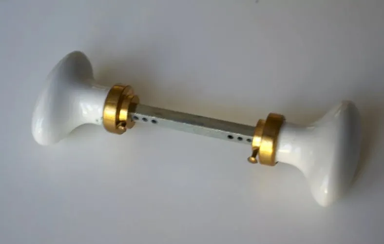 paire de poignees de porte en porcelaine de limoges et laiton ovales