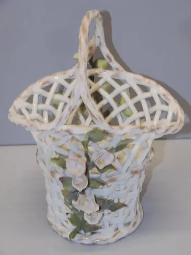 - PANIER PORCELAINE Tressé avec FLEURS signé épées croisées bleues MEISSEN?  D