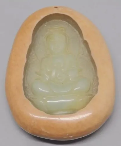 - PENDENTIF BOUDDHA PIERRE MARRON CLAIR INTERIEUR Sculpté VERT BIJOU    D