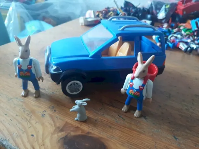 -PLAYMOBIL-auto + FIGURINES LAPINS