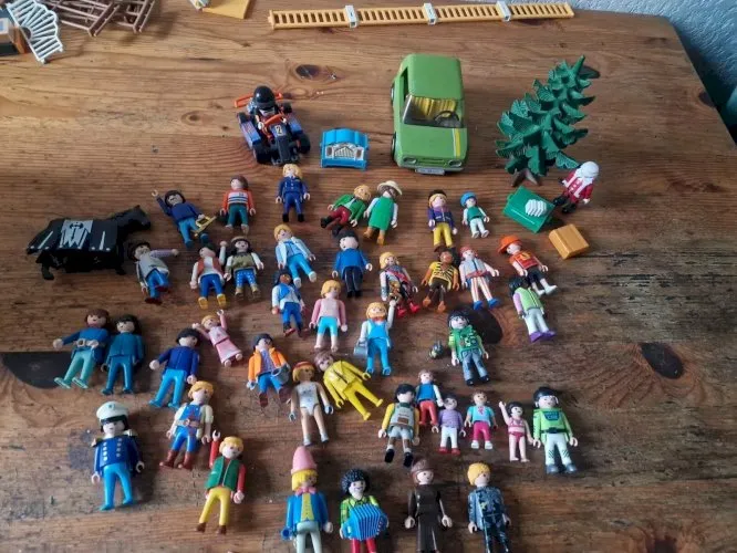 Playmobil lot de figurines , karting , auto ; pere noel ...