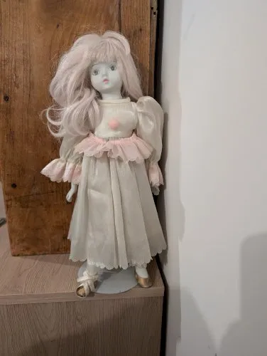 Poupée danseuse de Taiwan en biscuit