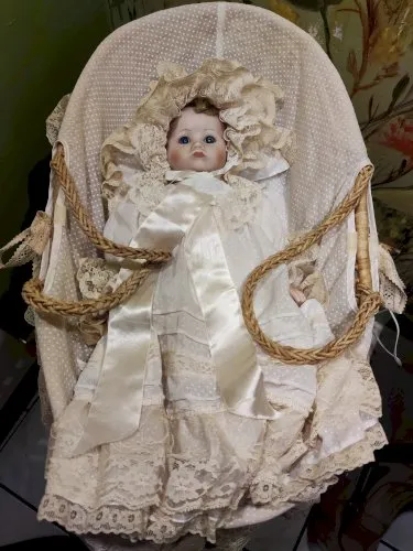 Poupée en porcelaine MUNDIA