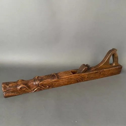 Rabot sculpté varlope XIXe monoxyde Compagnons art populaire M2517