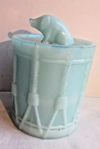 RARE Moutardier Art Déco opaline bleue, signé PORTIEUX: Un Cochon sur un Tambour