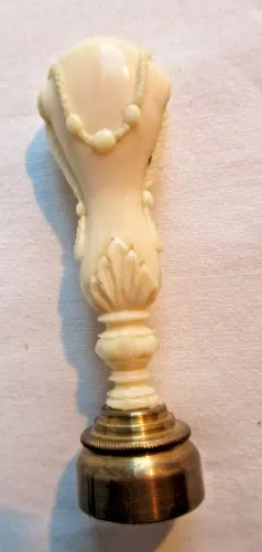 Sceau à cacheter Art Nouveau bakélite, os ou autre, virole bronze monogramme AC