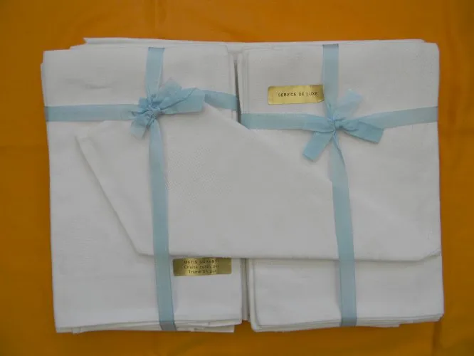 Service de table 12 couverts en métis damassé une nappe et 12 serviettes.