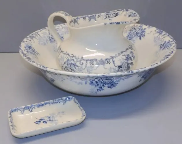 -SERVICE DE TOILETTE CERAMIQUE SANS MARQUE VISIBLE BROC CUVETTE PORTE SAVON  D