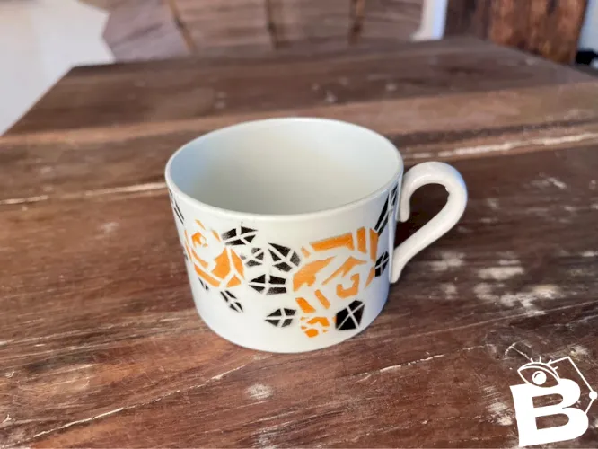 Tasse à thé en faïence ancienne