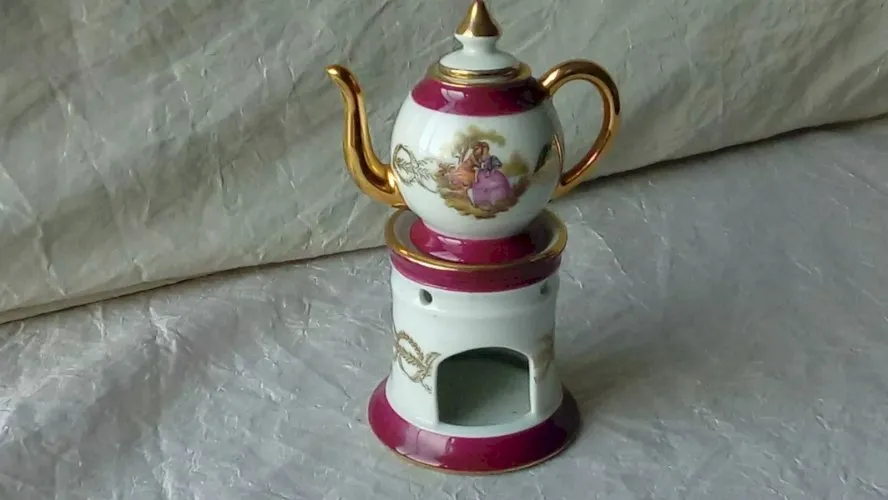 TISANIERE MINIATURE POUPEE PORCELAINE DE LIMOGES FRAGONARD**