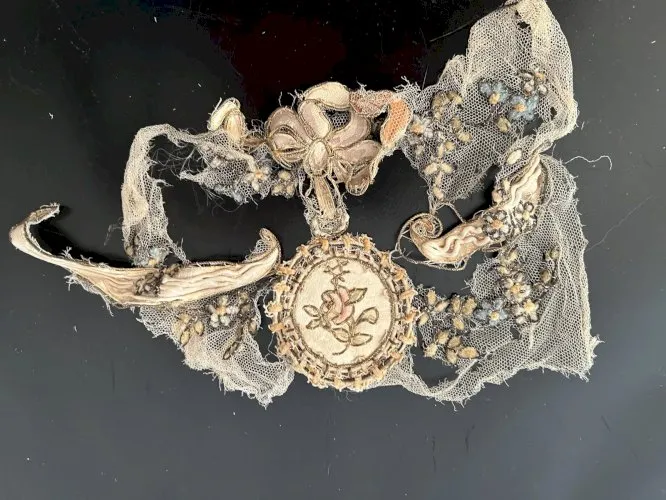 tissu echantillon 18 eme siecle france document Etoffe Soie Broderie Main Cuir