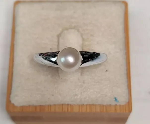 Très belle bague, décor perle, en argent massif