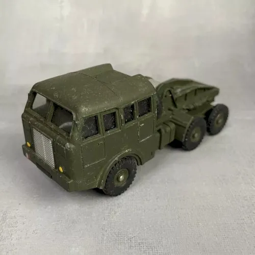 Véhicule militaire miniature DINKY TOYS camion tous terrains Berliet meccano
