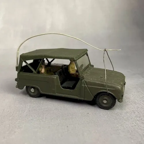 Véhicule militaire miniature DINKY TOYS voiture Renault Sinpar 4x4 meccano