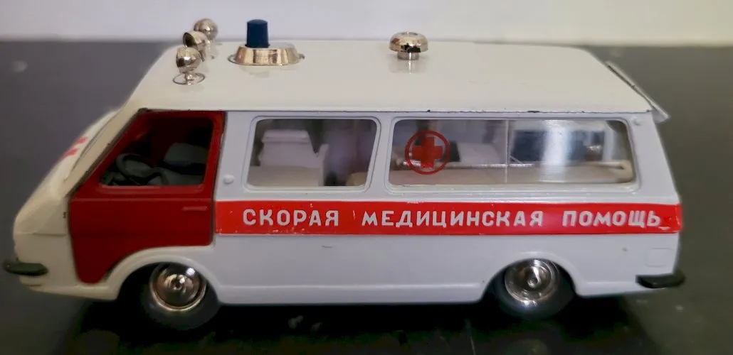 Voiture 1:43 ambulance soviétique made in USSR.