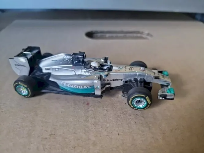 voiture de circuit carrera GO ,Mercedes F1 petronas AMG